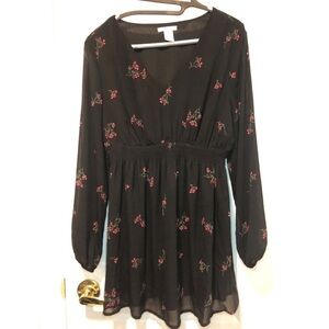 ✌🏻3/$30✌🏻 H & M Maternity long V-Neck blouse​​​​​​​